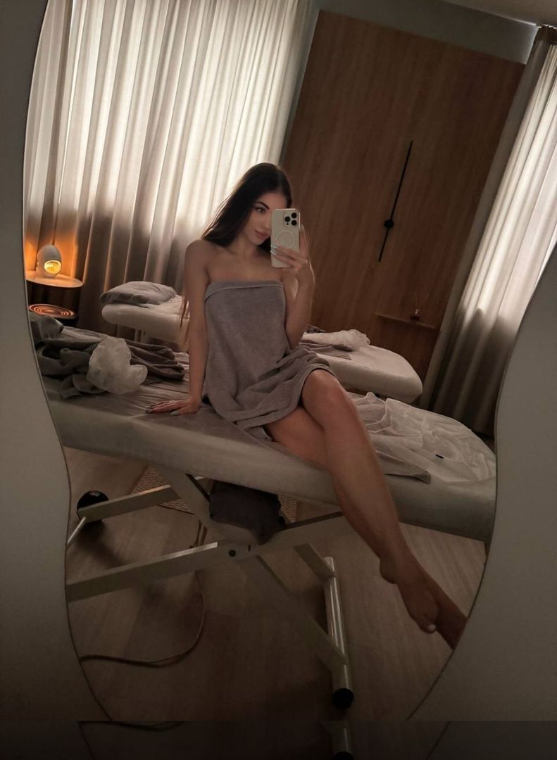 Some days are made for slowing down ✨
Soft light, quiet thoughts, and that just-right kind of touch.
Letting go never looked — or felt — so good 😌💆‍♀️

Just me, a little peace, and nothing else I need.